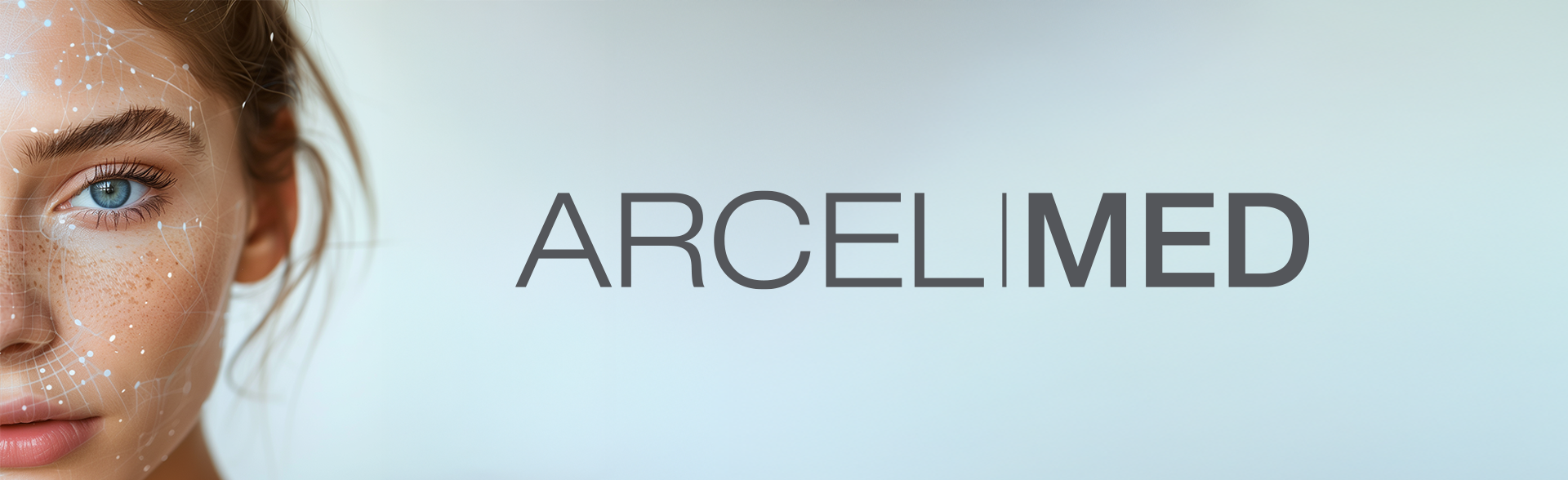 Eine Frau  hält eine weiße Gesichtscemreflasche vor einem blauen Hintergrund.